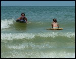 Surfeuses en quête de la vague parfaite