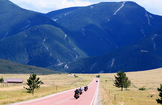 Bikers (sans casques) à l'approche de Big Horn Mou