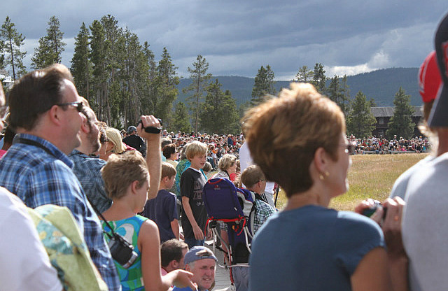 Quelques observateurs au Old Faithful Geyser