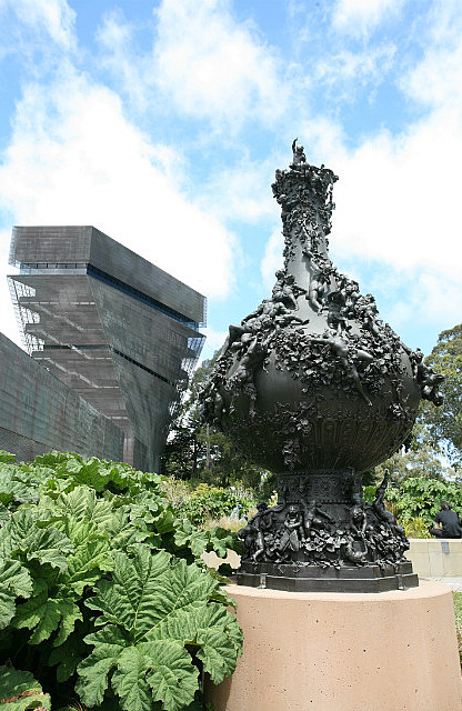 Sculpture de bronze près de Young Museum
