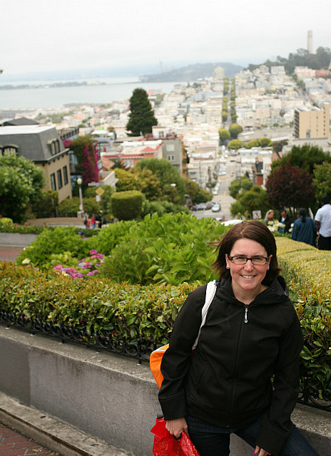 Ève dans le haut de la Lombard Street