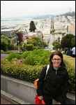 Ève dans le haut de la Lombard Street