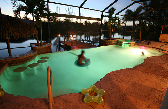 Piscine et canal en soirée