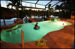 Piscine et canal en soirée