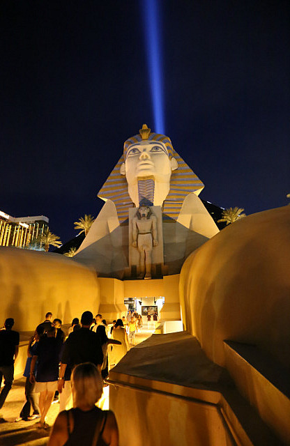 À l'entrée de l'hôtel Luxor