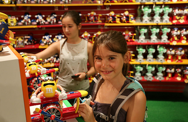 Sandrine et la petite avion M&M