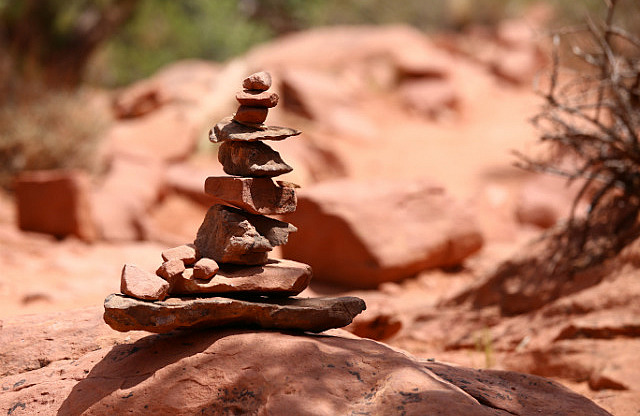 Piles de cailloux dans les sentiers