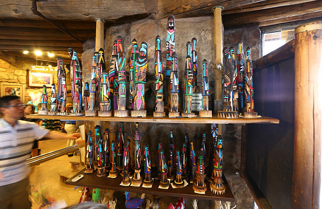Totem dans la boutique souvenir