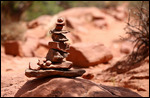 Piles de cailloux dans les sentiers