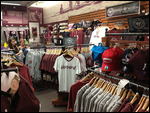 Magasinage à la boutique du All Harvard shirt shop