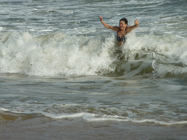 Mamie surf sur la vague