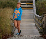 Ève sur la beach walkway