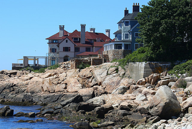 Maisons imposantes sur la côte