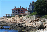 Maisons imposantes sur la côte