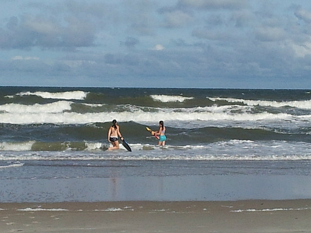 Les filles affrontent les mégas vagues