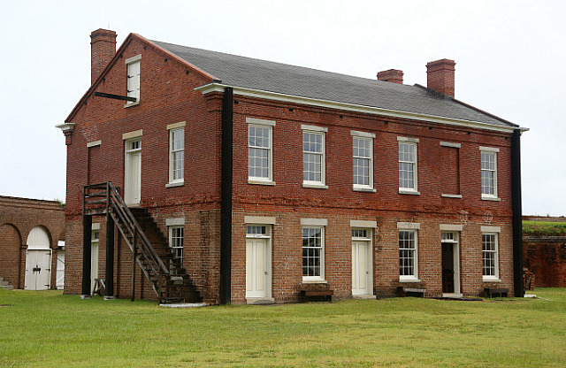 Bâtiment au centre du Fort