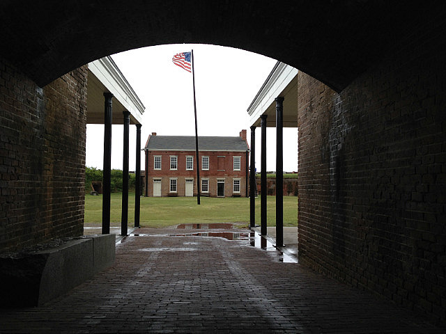 À l'entrée du fort Clinch