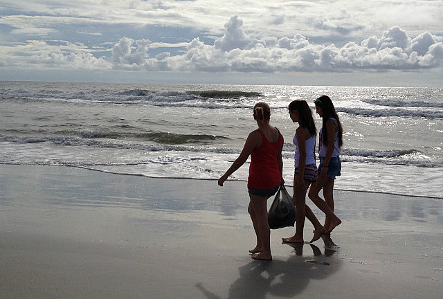 Marche matinale sur la plage 