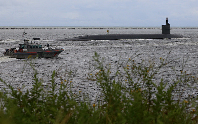 Passage d'un sous-marin au départ d'une mission