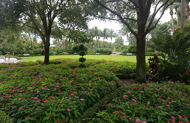 Jardin à l'avant de l'hôtel