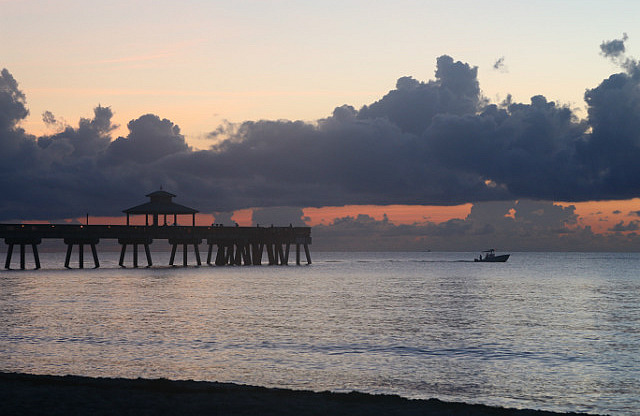 Le pier de Deerfield Beach avant l'aube