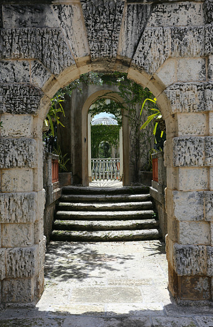 Porte vers les jardins